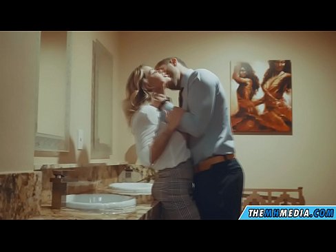 ❤️ کله چې یو ښکلی سپین رنګ تاسو په عامه تشناب کې جذبوي ❌ مقعد پورن